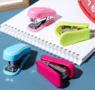 小号订书机学生办公小型订书吸卡套装办公用品奖品